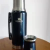 termo inoxidable con tapa metálica y mate