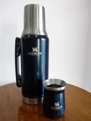 termo inoxidable con tapa metálica y mate