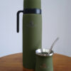 termo verde con mate y bombilla