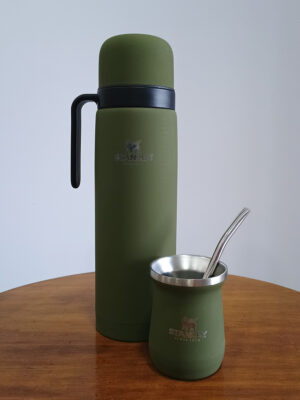 termo verde con mate y bombilla