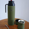termo verde con pico visible, tapa, bombilla y mate