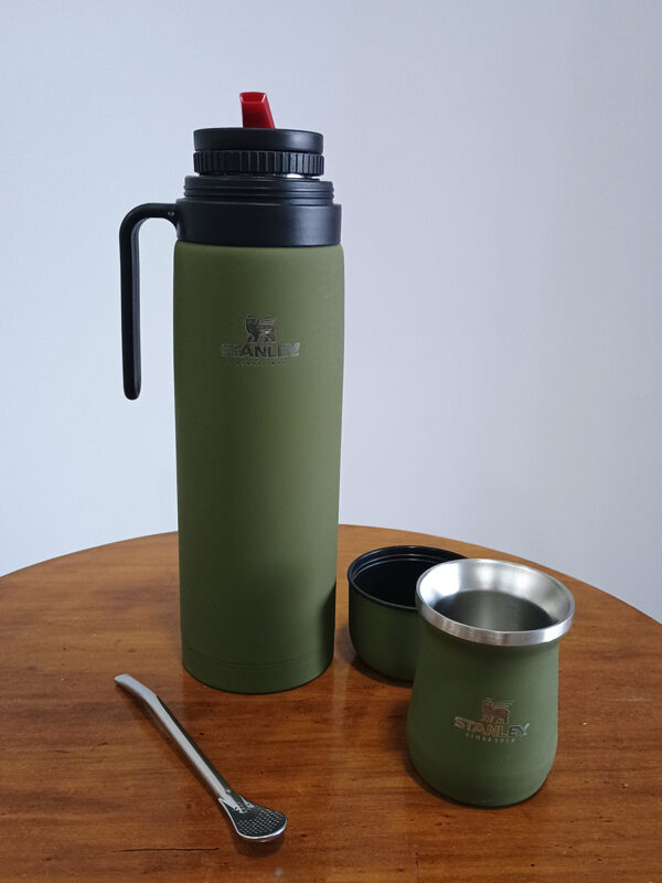 termo verde con pico visible, tapa, bombilla y mate