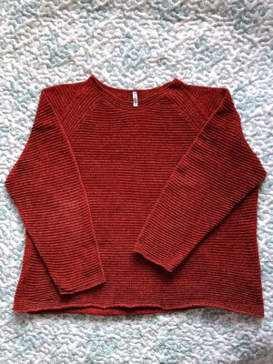 vista frontal de sweter de lana marron