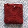 sweter de lana marron doblado