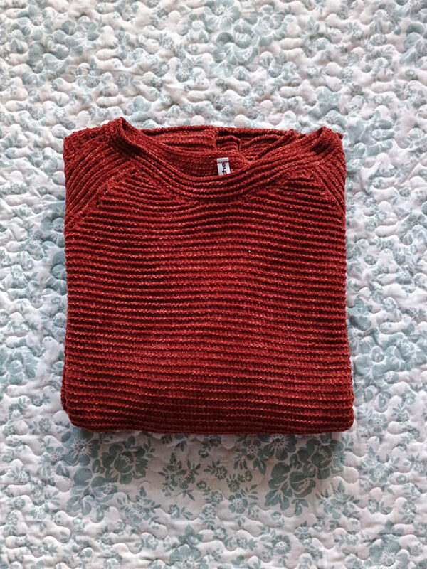 sweter de lana marron doblado