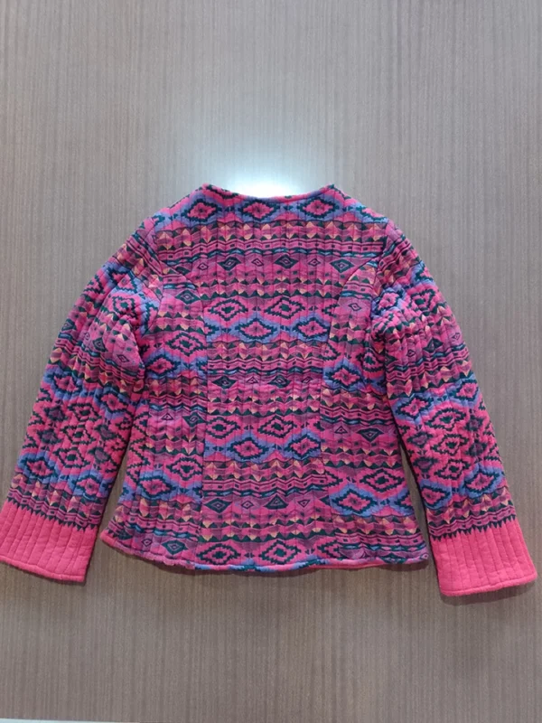 campera estampada vista de su espalda