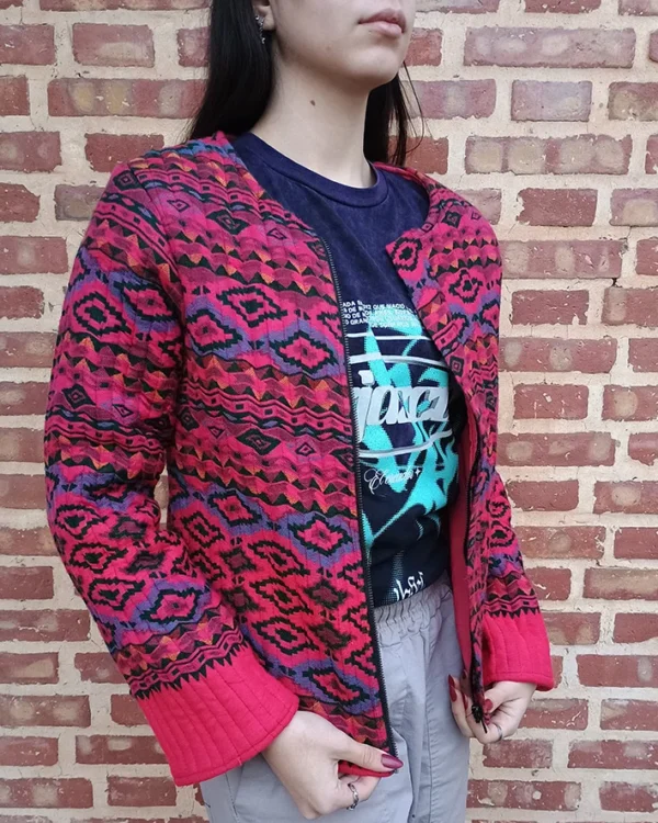 campera estampada vista en diagonal por su lado derecho