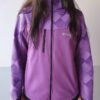 imagen de frente de la campera de neoprene en modelo