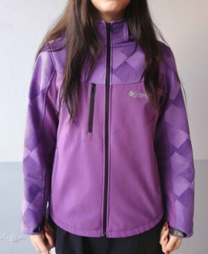 imagen de frente de la campera de neoprene en modelo