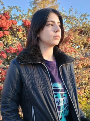 detalle del cuello de campera negra