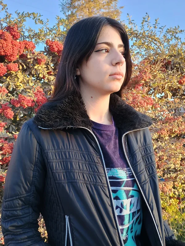 detalle del cuello de campera negra