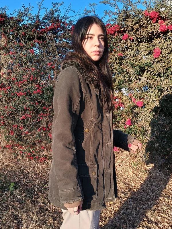 parka marrón vista lateral derecha