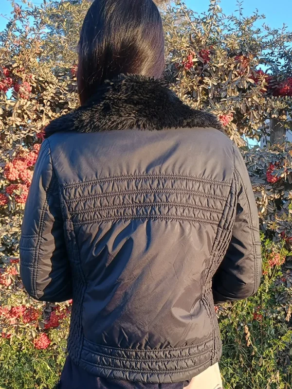 vista de espalda de campera negra
